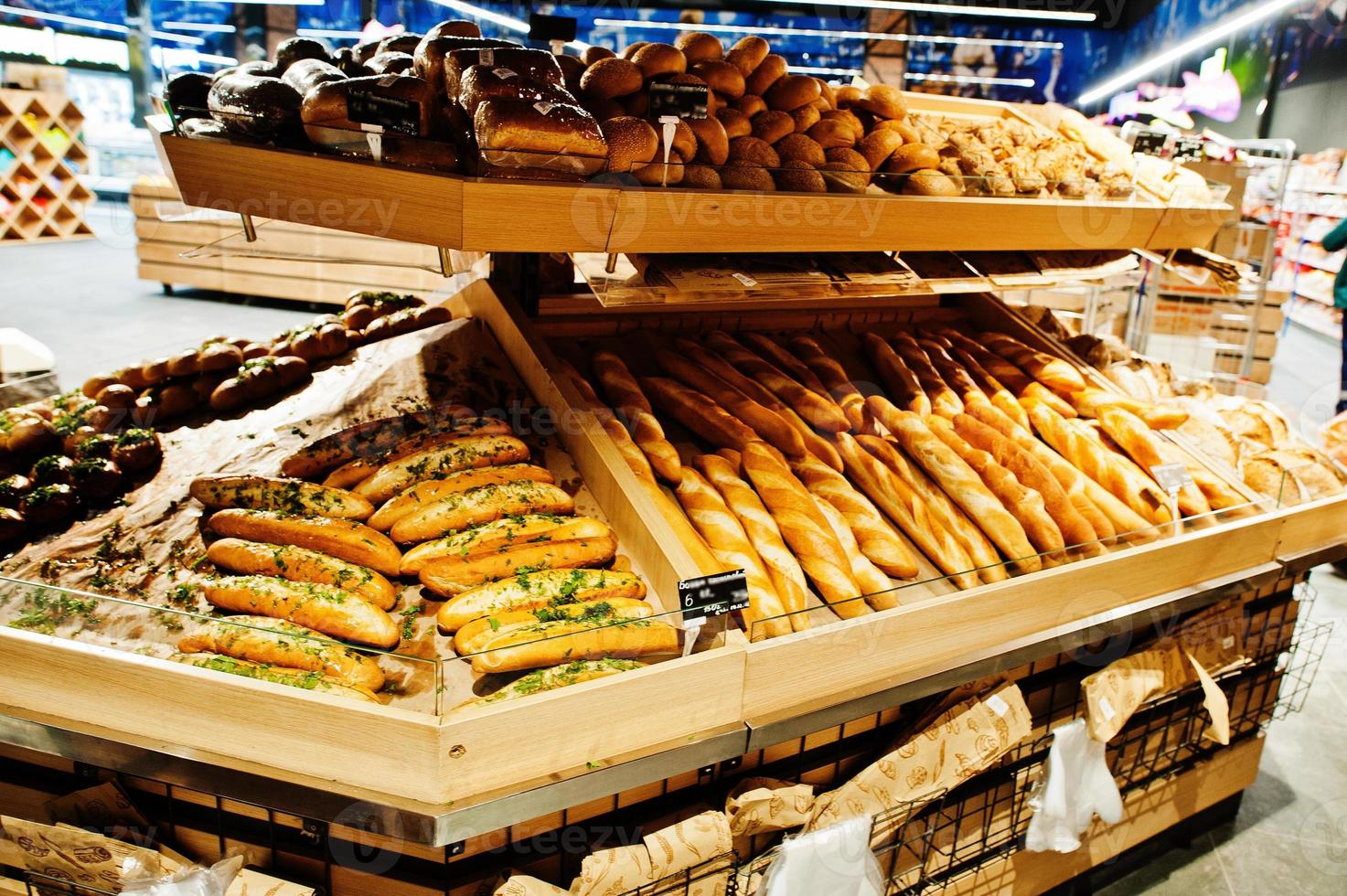 vários cozimentos nas prateleiras dos supermercados para venda. foto