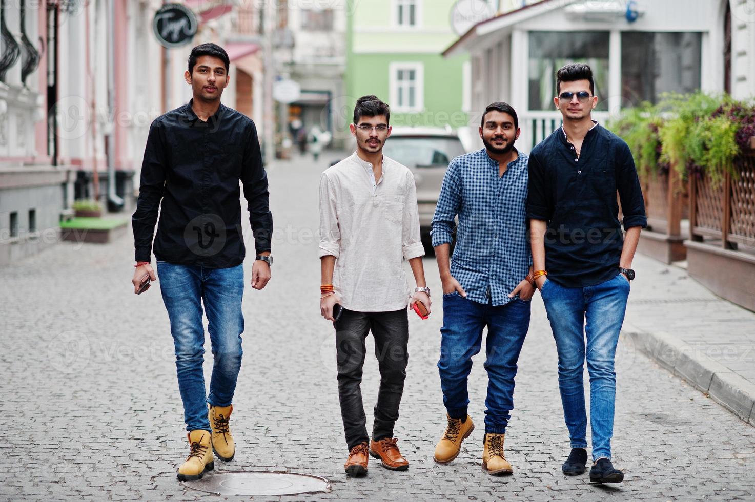 grupo de quatro homens da união da amizade da etnia indiana. foto