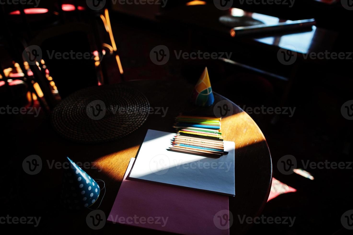 conjunto de lápis e contras de aniversário para desenhar em uma mesa na sombra. foto