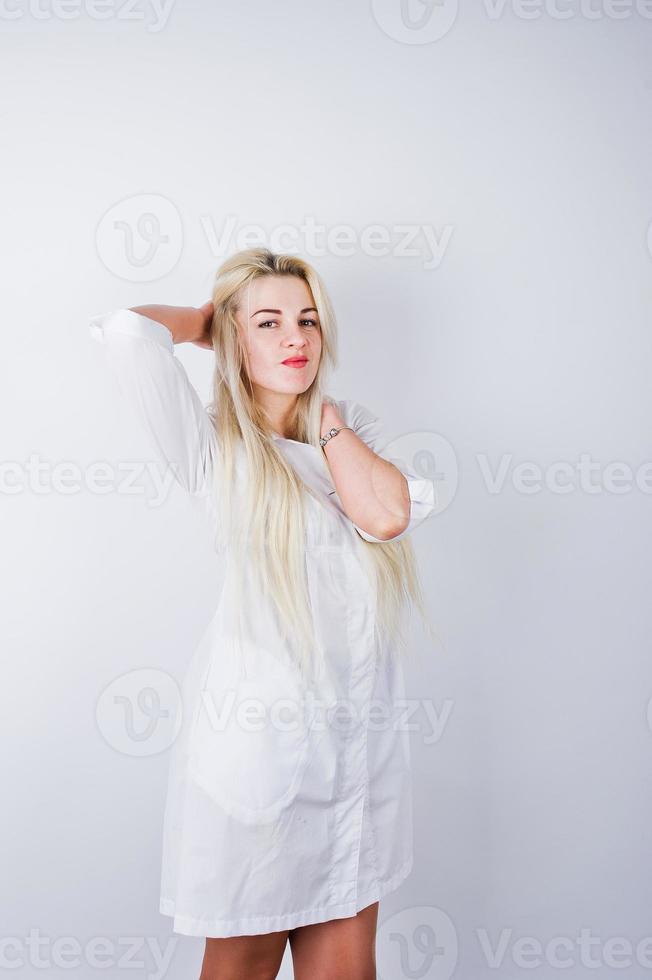 atraente loira médica ou enfermeira no jaleco isolado no fundo branco. foto