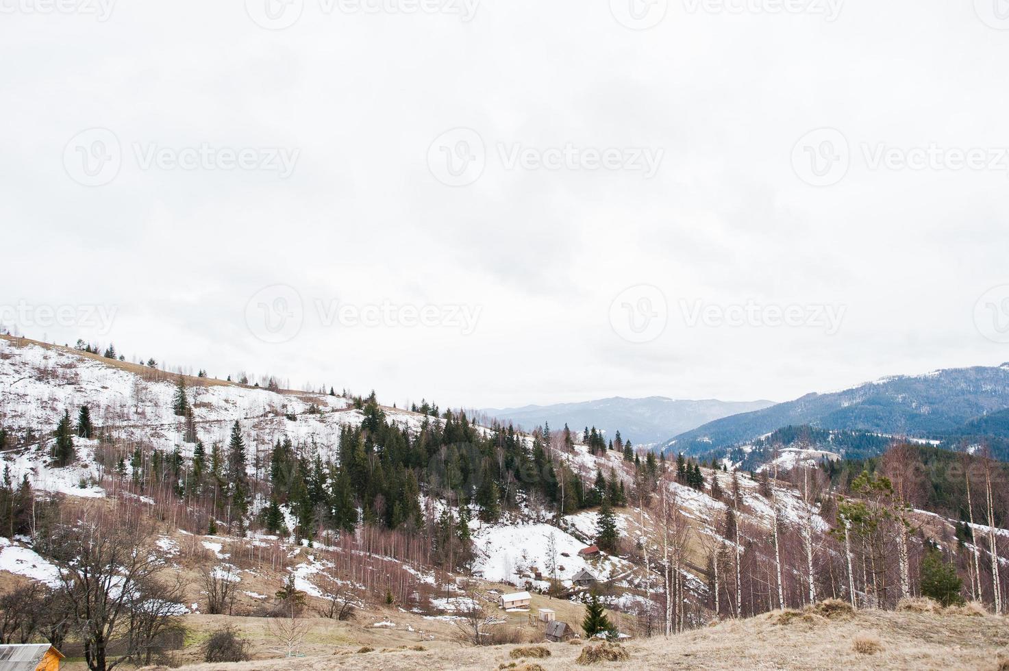 vales de montanhas nevadas nas montanhas dos cárpatos. vista dos cárpatos ucranianos e yaremche do topo da makovitsa. foto