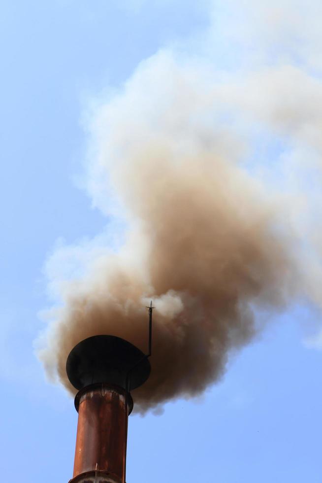 tubo de emissão de fumaça preta foto