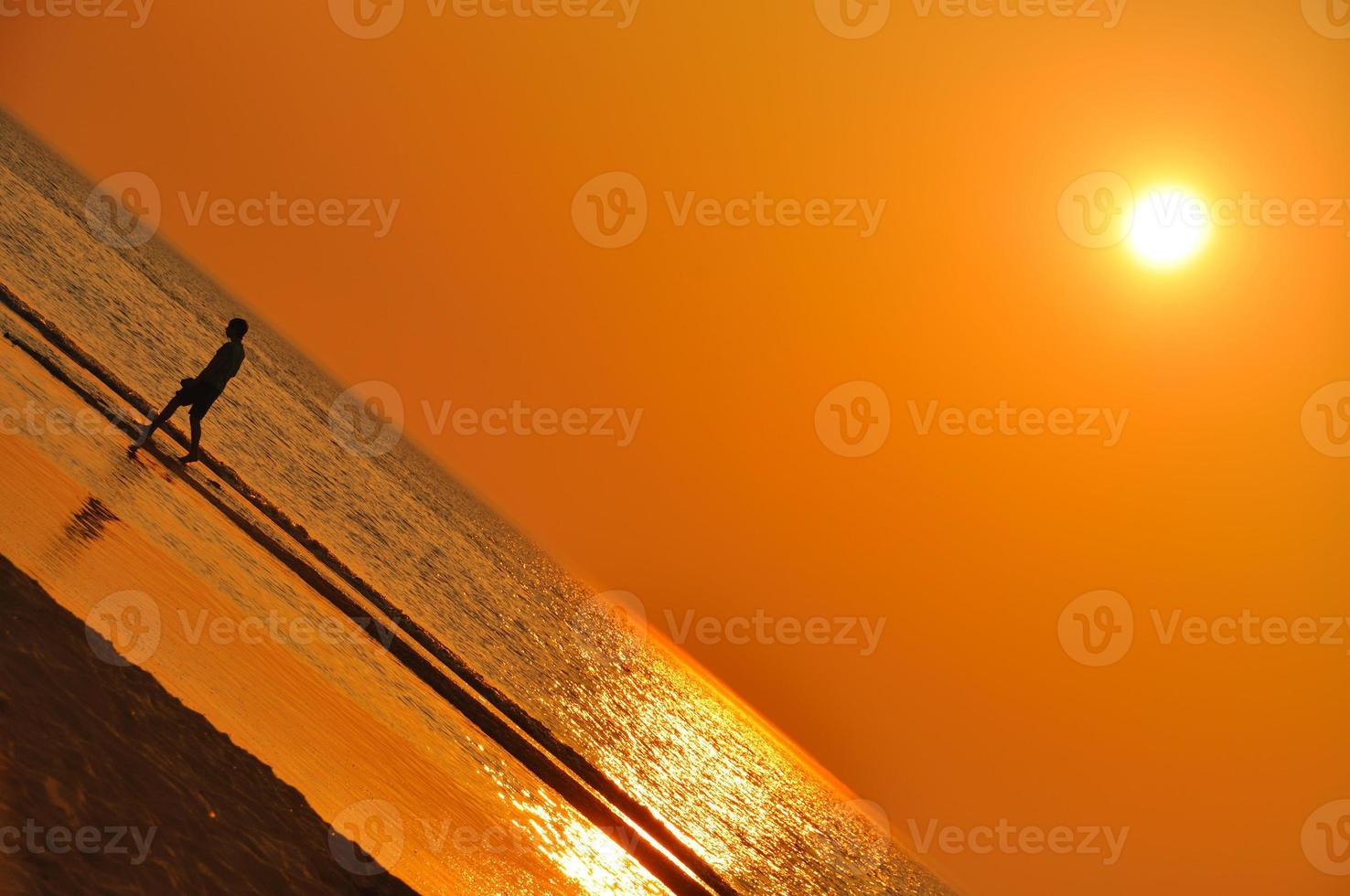 belo pôr do sol na praia no mar do norte de zandvoort na holanda foto