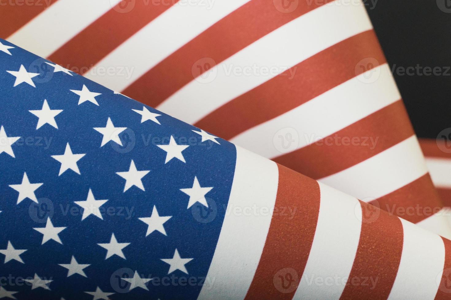 o conceito do dia dos veteranos bandeira dos estados unidos da américa em fundo preto. foto
