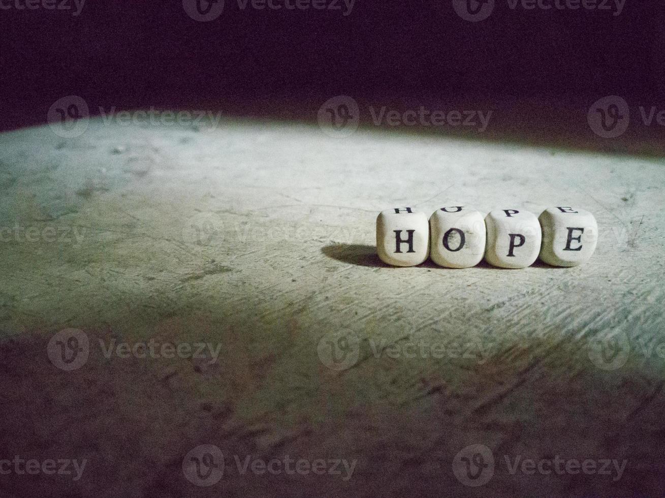 palavra de esperança no piso sujo de tijolo de madeira close-up imagem. foto
