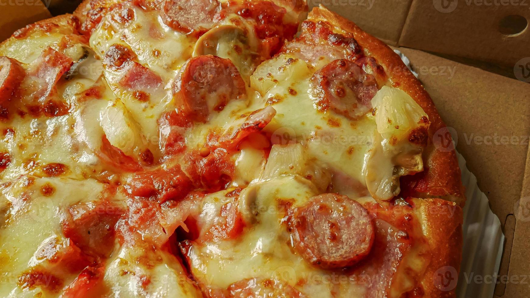 pizza em caixa de papel fechar imagem para conteúdo alimentar. foto