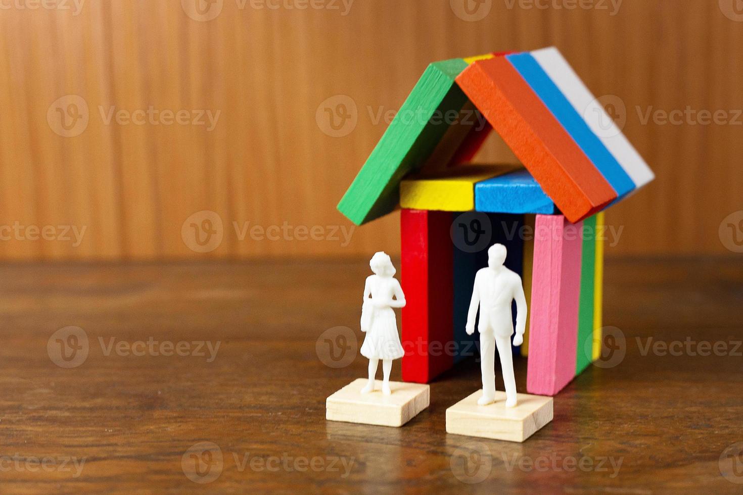 a casa de construção multicolor do domino na imagem da mesa de madeira. foto
