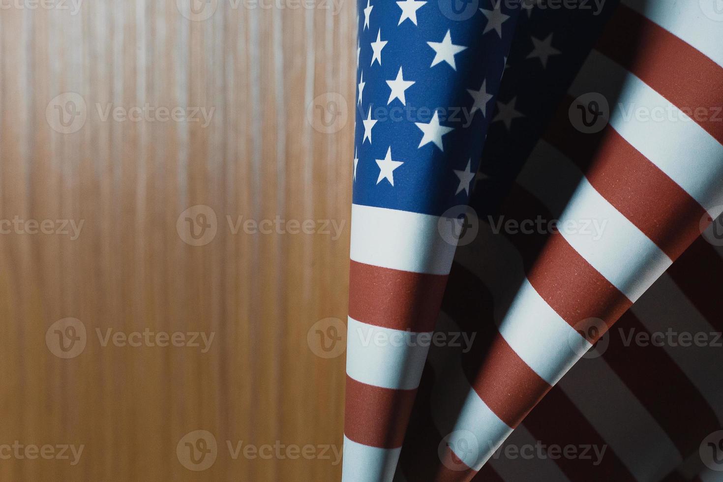 o conceito do dia dos veteranos bandeira dos estados unidos da américa em fundo de madeira. foto