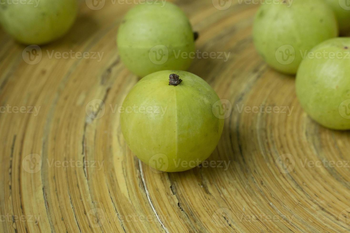 a imagem de groselha indiana ou phyllanthus emblica fechar para segundo plano. foto