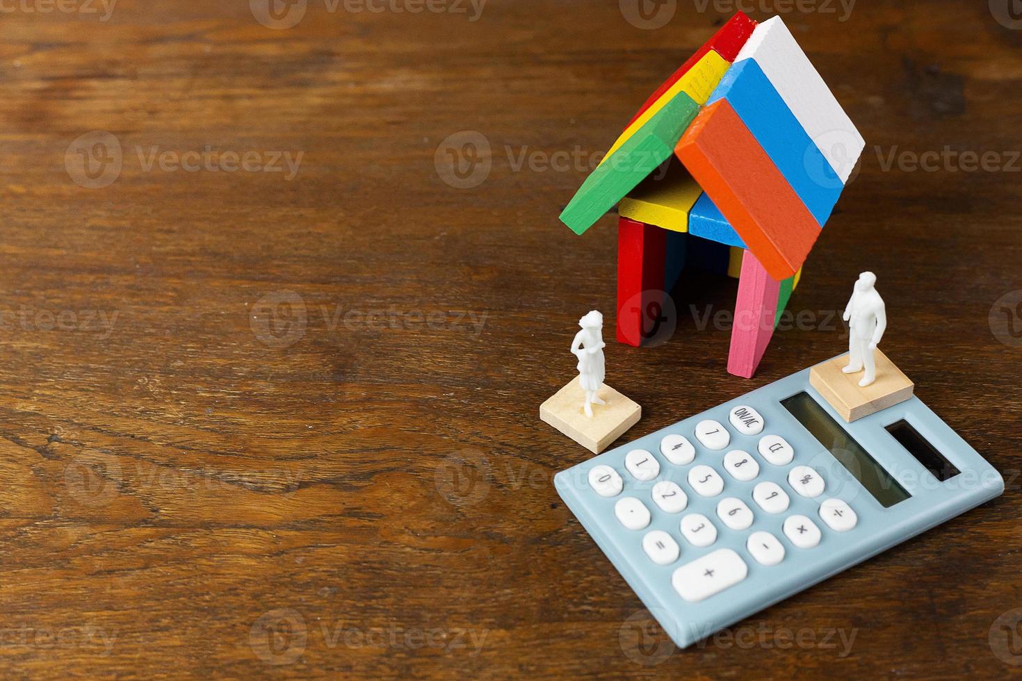 a casa de construção multicolor do domino na imagem da mesa de madeira. foto