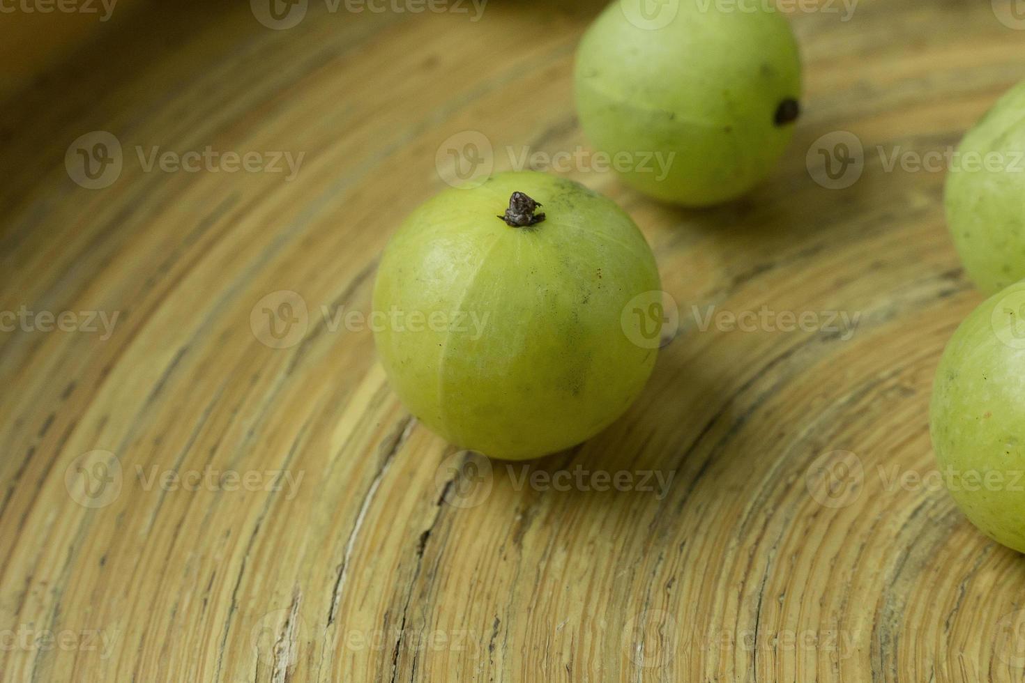 a imagem de groselha indiana ou phyllanthus emblica fechar para segundo plano. foto