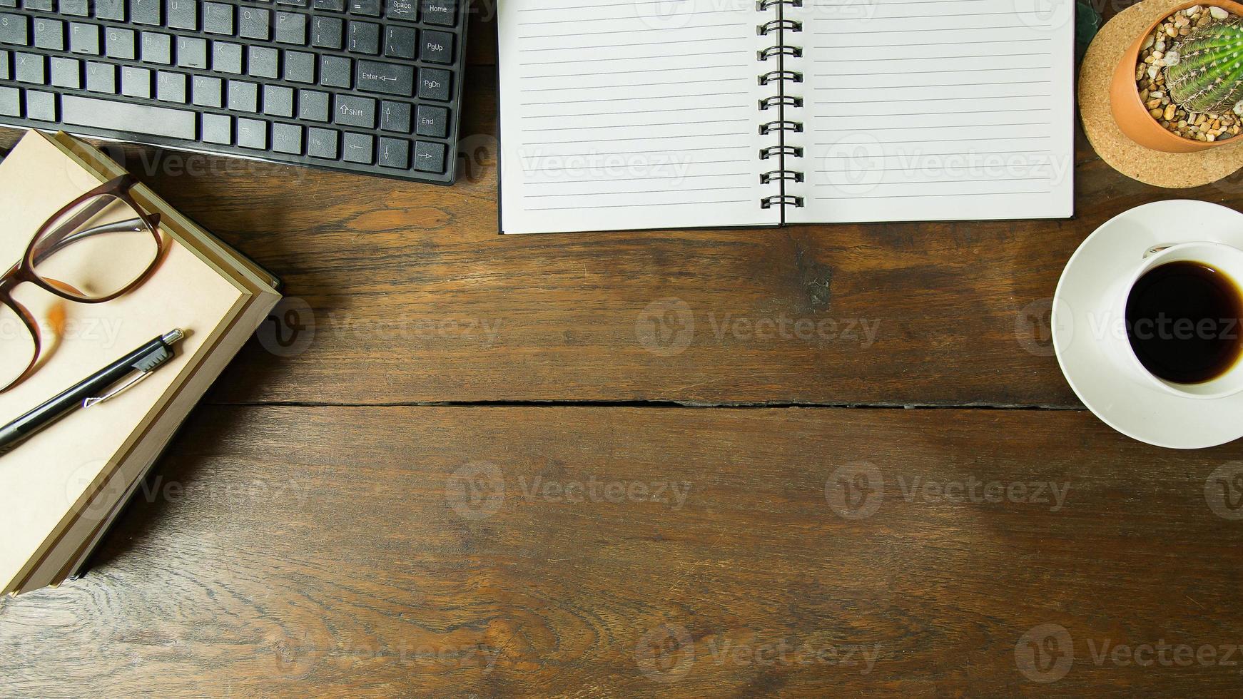 pessoa de negócios trabalhando em fundo plano leigo de mesa de madeira. foto