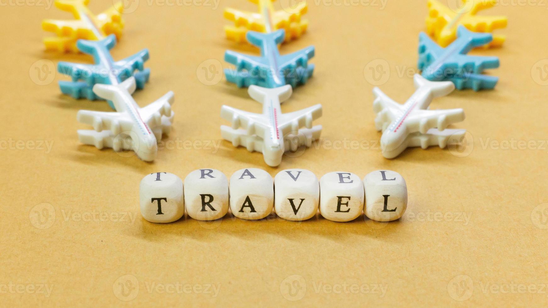 cubo de madeira de viagem close-up imagem para conteúdo de viagens. foto
