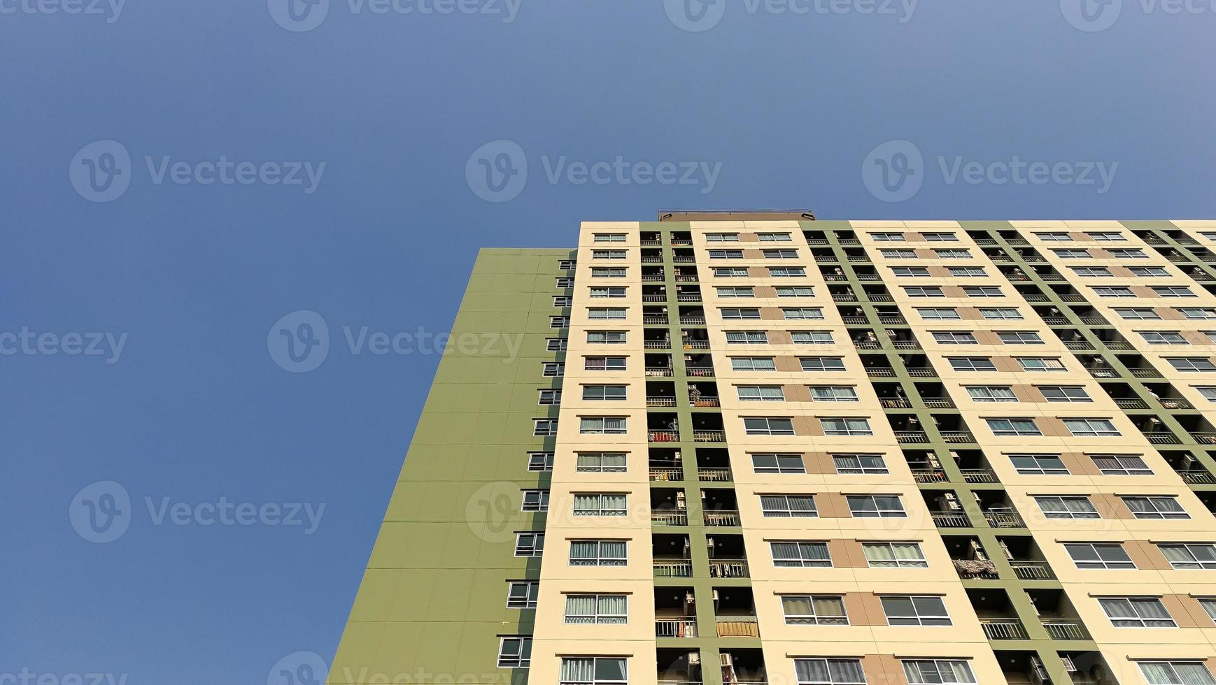 padrão de construção de edifícios no céu azul de fundo da cidade. foto