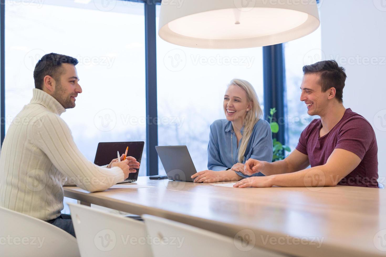 equipe de negócios de inicialização em uma reunião no prédio de escritórios moderno foto