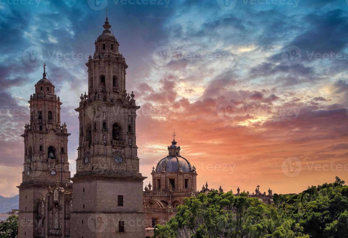 méxico, morelia, destino turístico popular catedral de morelia na plaza de armas no centro histórico foto