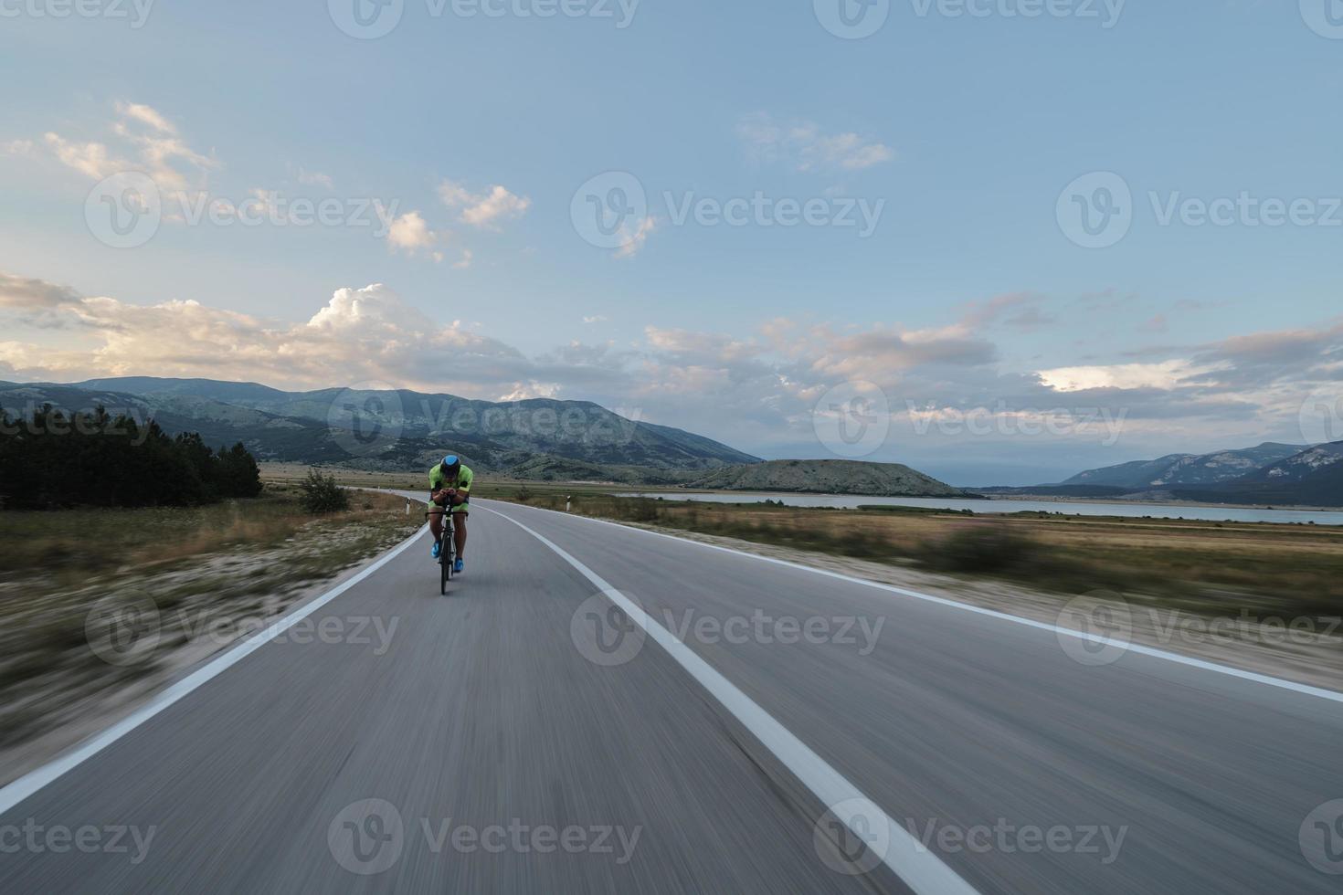 atleta de triatlo andando de bicicleta foto