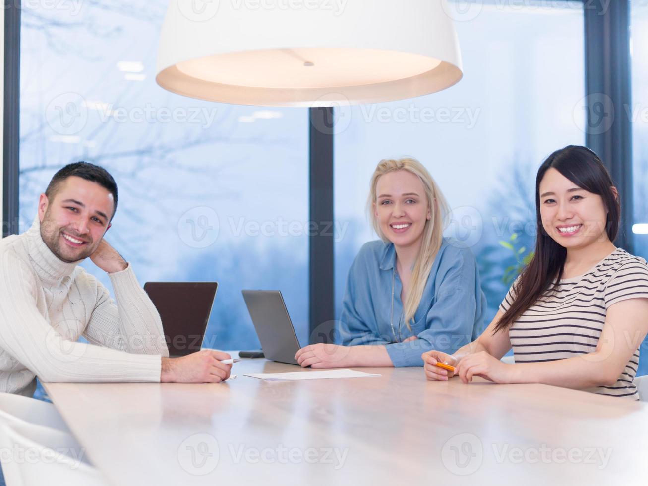 equipe de negócios de inicialização em uma reunião no prédio de escritórios moderno foto