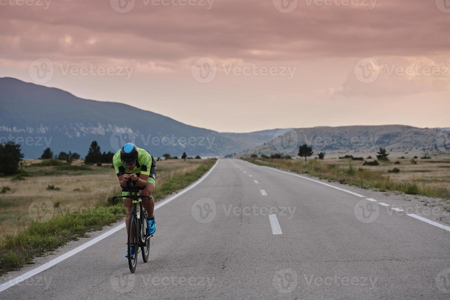 atleta de triatlo andando de bicicleta foto