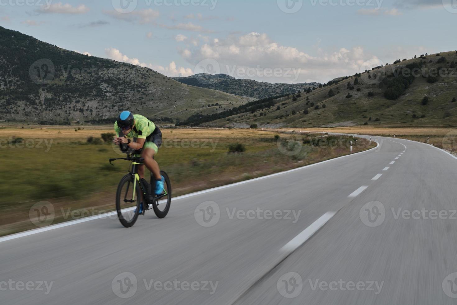 atleta de triatlo andando de bicicleta foto