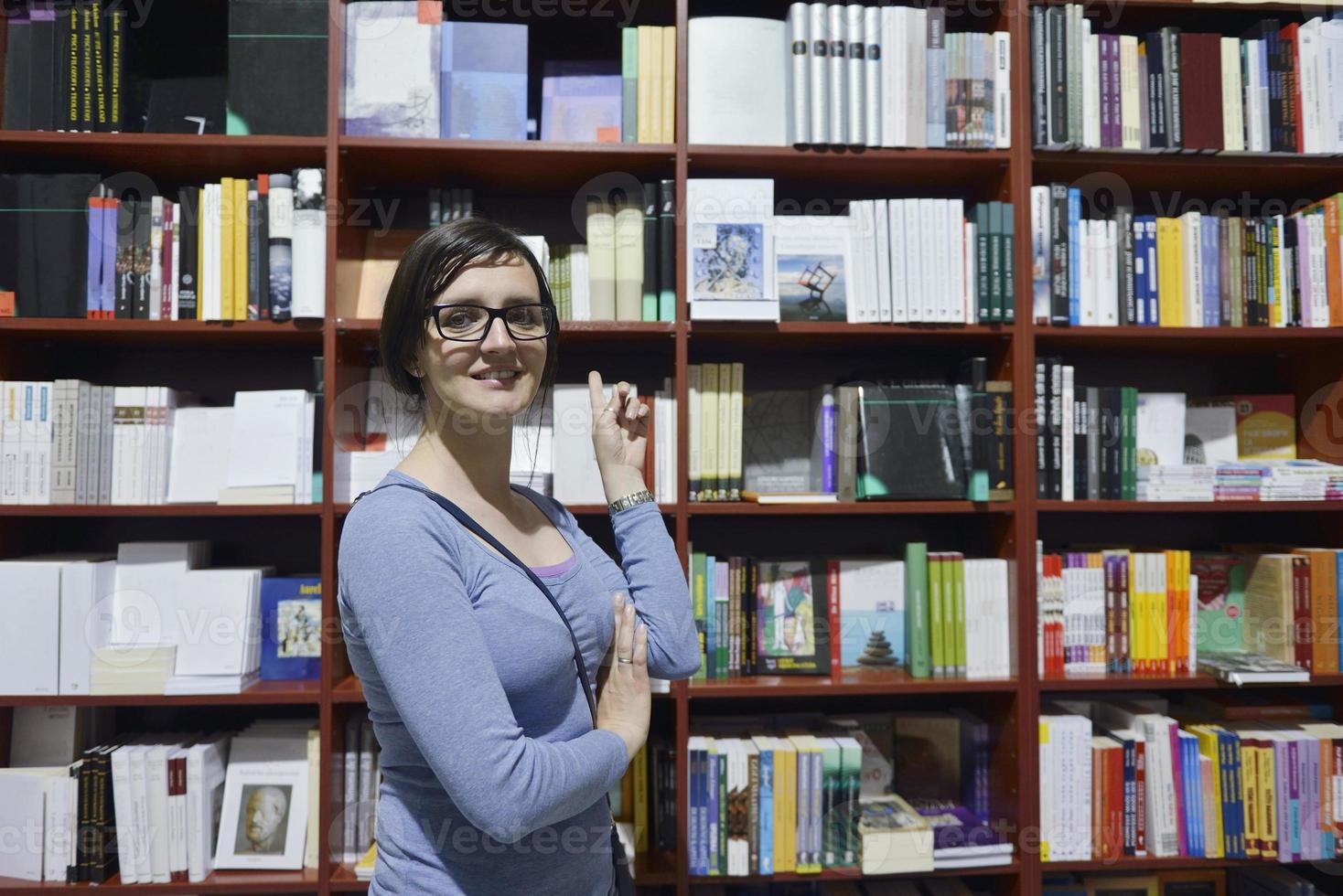 mulher na biblioteca foto