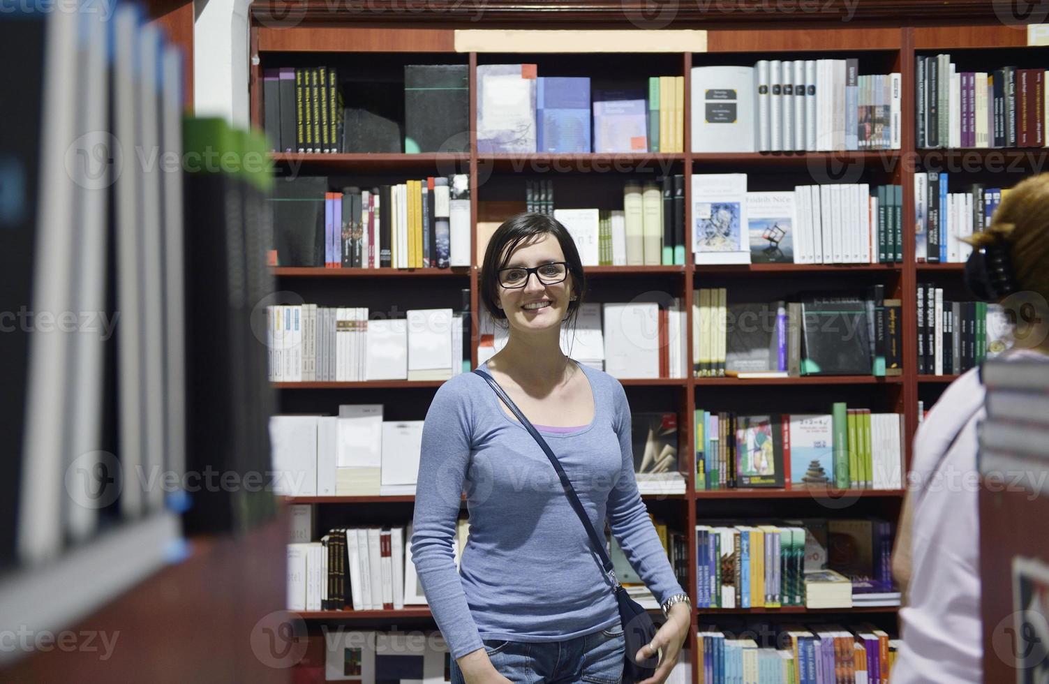 mulher na biblioteca foto