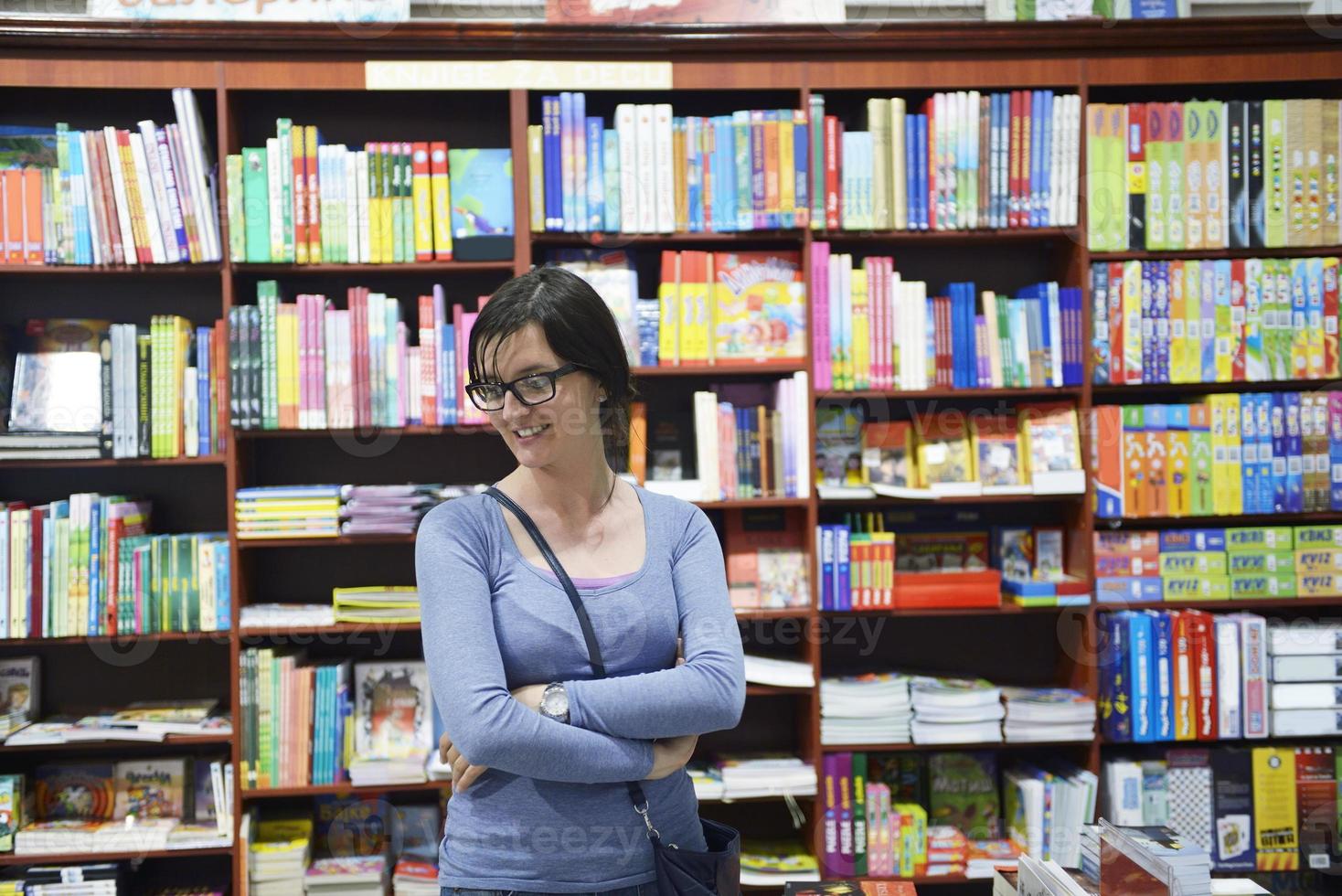 mulher na biblioteca foto