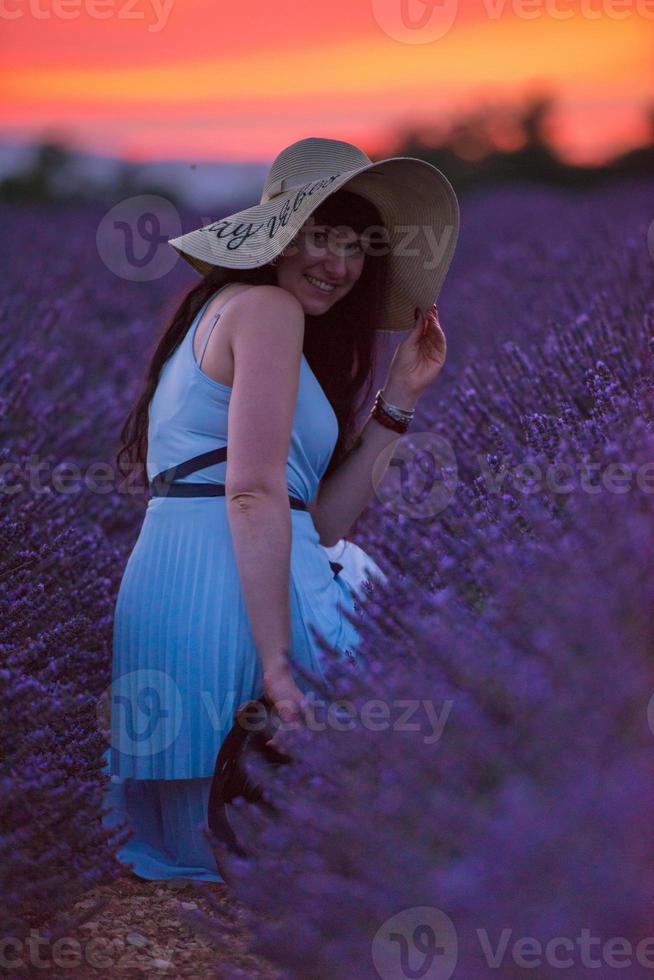 retrato de mulher em flor de lavanda fiel foto