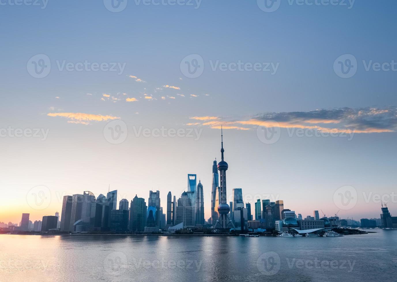 skyline de Xangai com nuvens rosadas do amanhecer foto