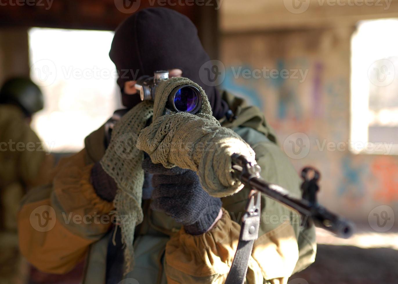 homem do exército com máscara carregando rifle grande foto