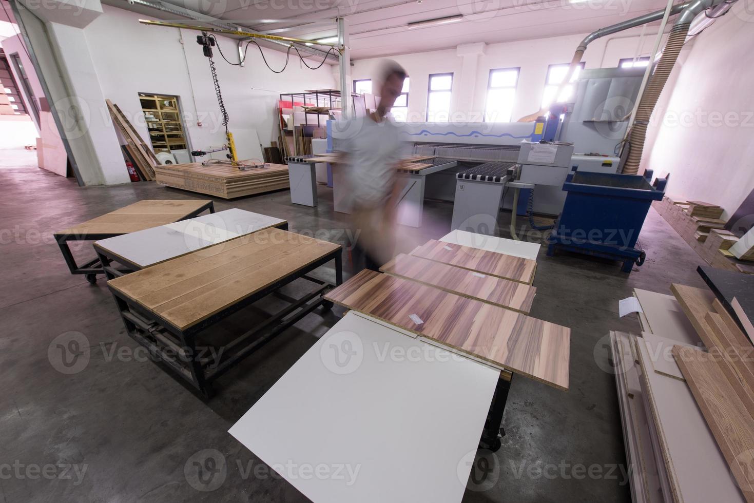 trabalhador em uma fábrica de móveis de madeira foto