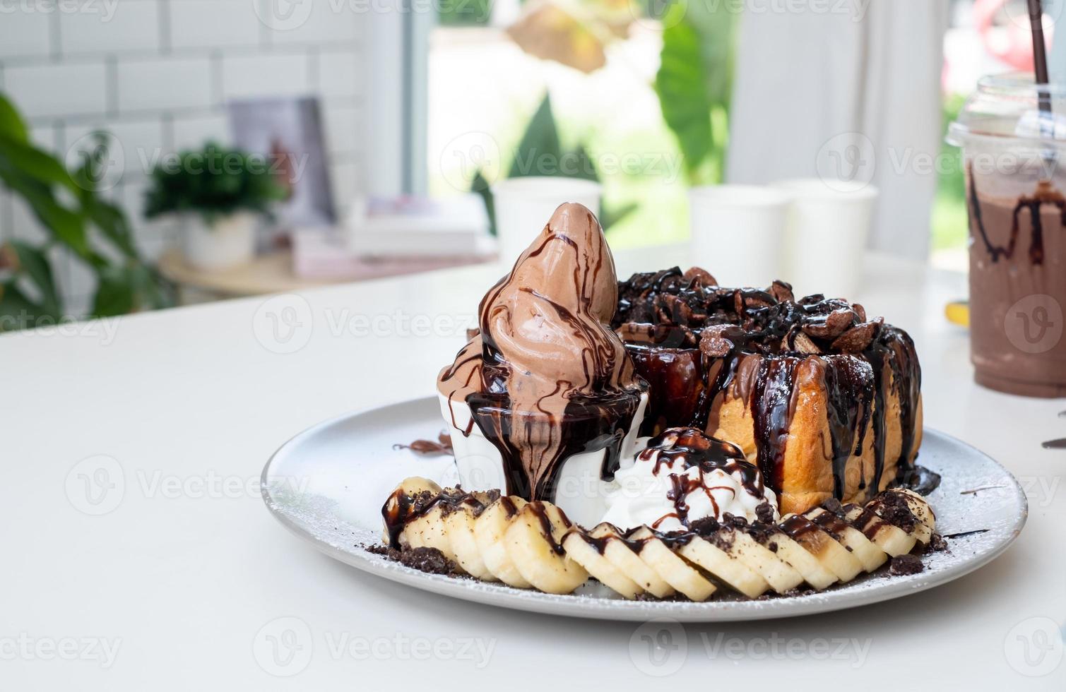 torradas de chocolate, sorvete e torradas na mesa branca no café foto