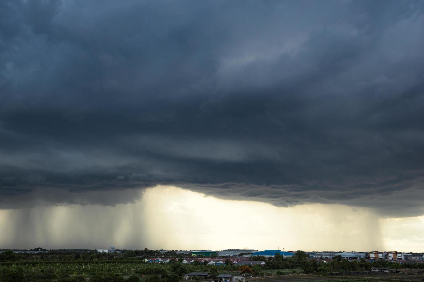 o céu escuro com nuvens pesadas convergindo e uma violenta tempestade antes da chuva. foto