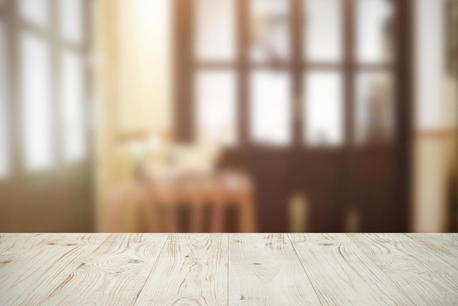 tampo da mesa de tábua de madeira vazia no resumo desfocado do fundo do café ou restaurante, para produto de montagem ou exibição, simulado para exibição do produto foto