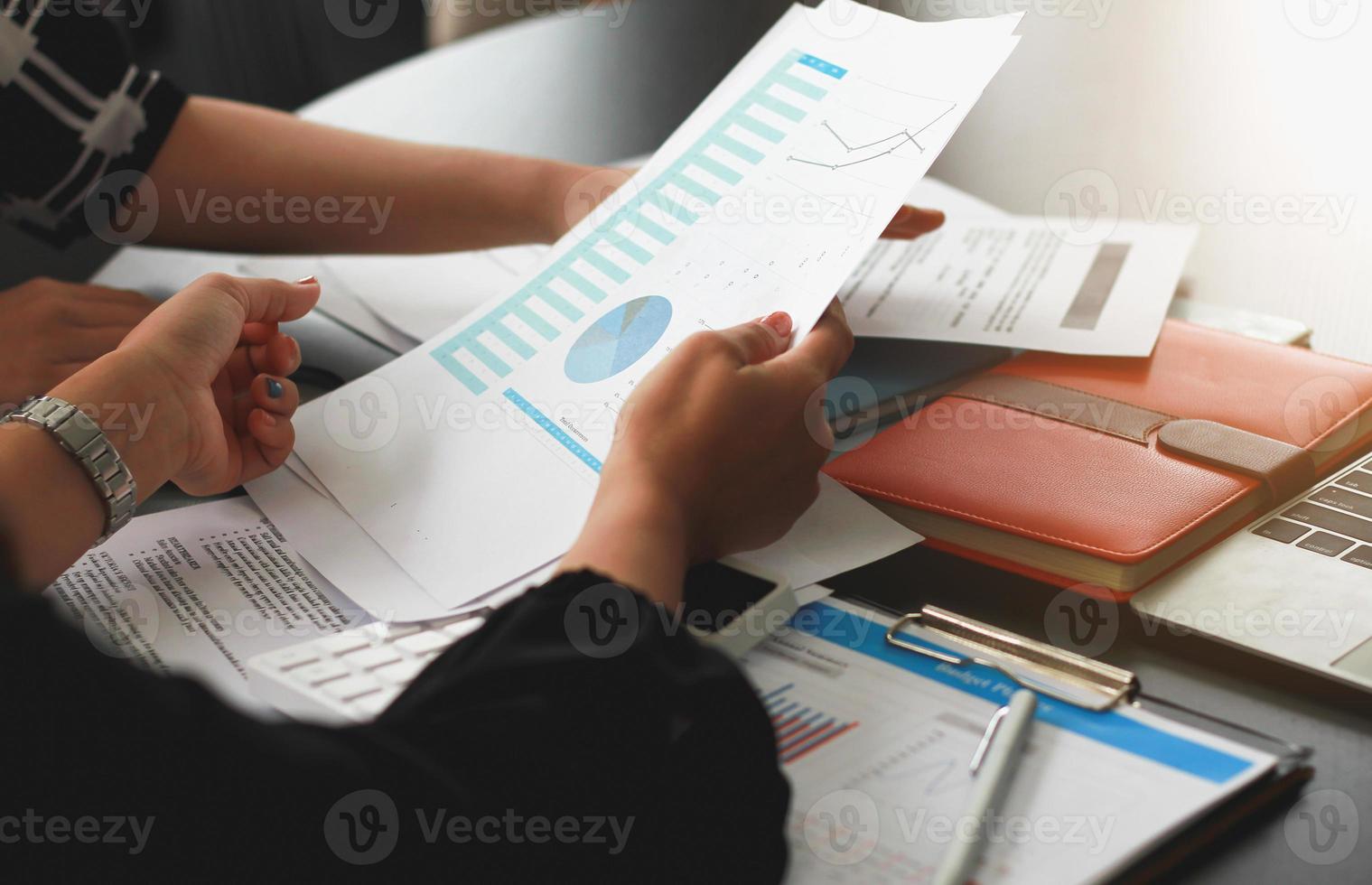 empresários reunidos para analisar e discutir e debater os dados do gráfico do relatório financeiro no trabalho em equipe do consultor financeiro do escritório e no conceito de contabilidade. foto