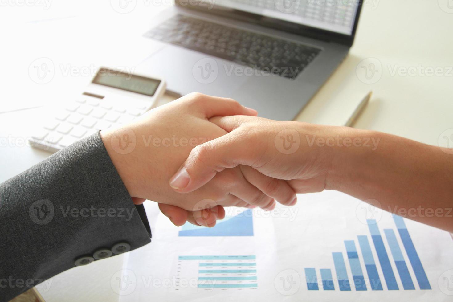 aperto de mão de negócios. dois empresários chegando a um acordo e fazendo um acordo. foto