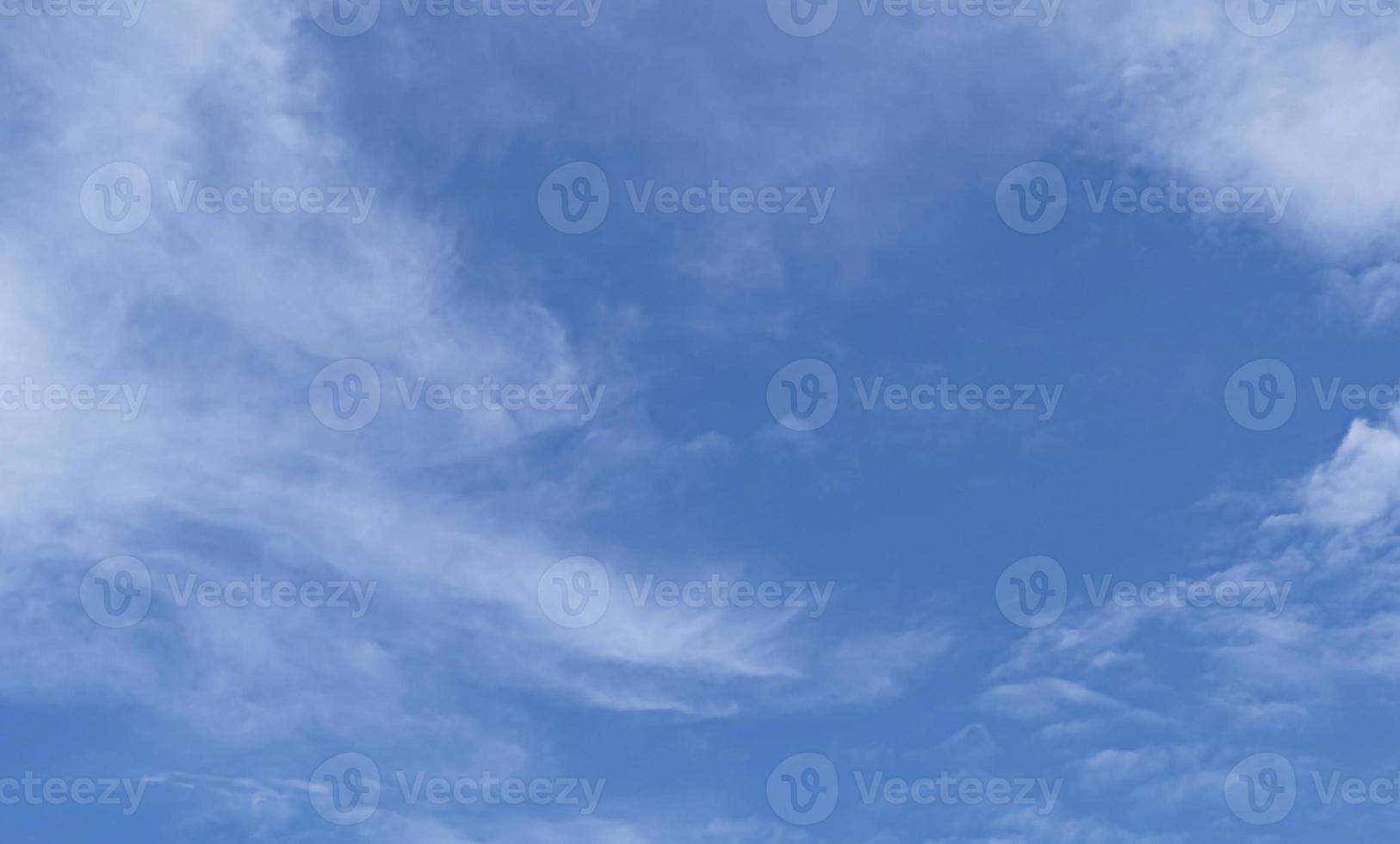lindas nuvens brancas fofas no céu azul vívido em um dia ensolarado foto