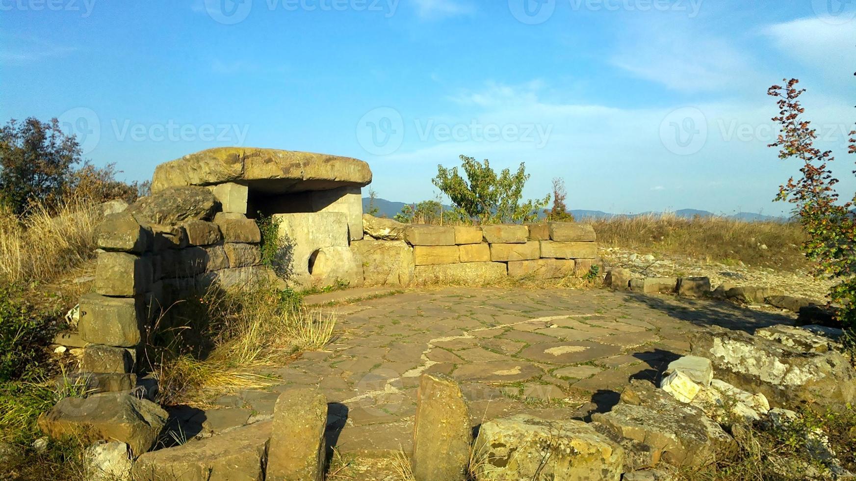 dólmen lunar. um misterioso monumento antigo. localizado no território krasnodar próximo a geledzhik no monte nexis. lindo lugar. uma antiga estrutura de sepultamento e culto feita de pedras. megálito. foto