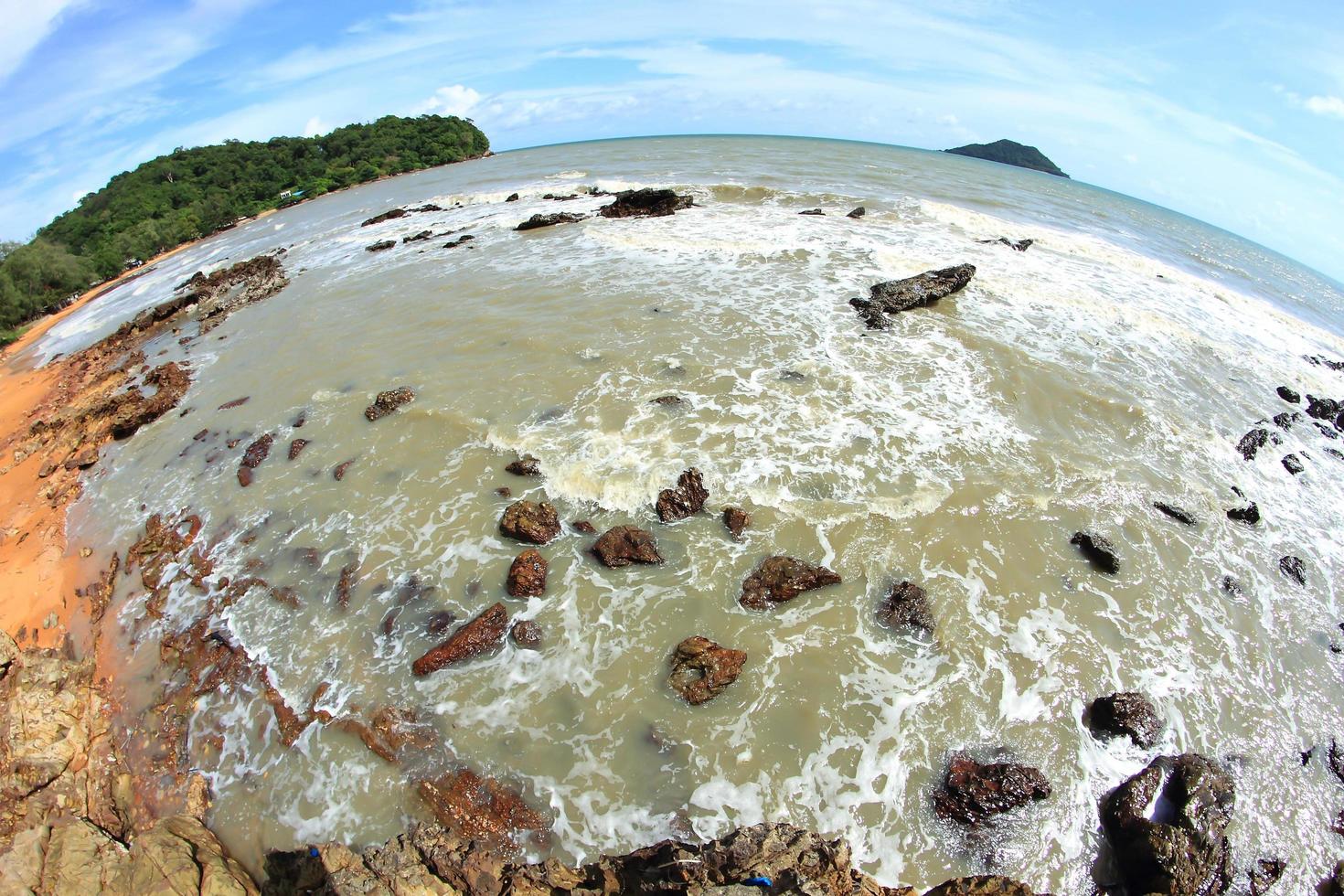 bela paisagem marinha. mar e rocha. composição da natureza. lente olho de peixe 8mm foto