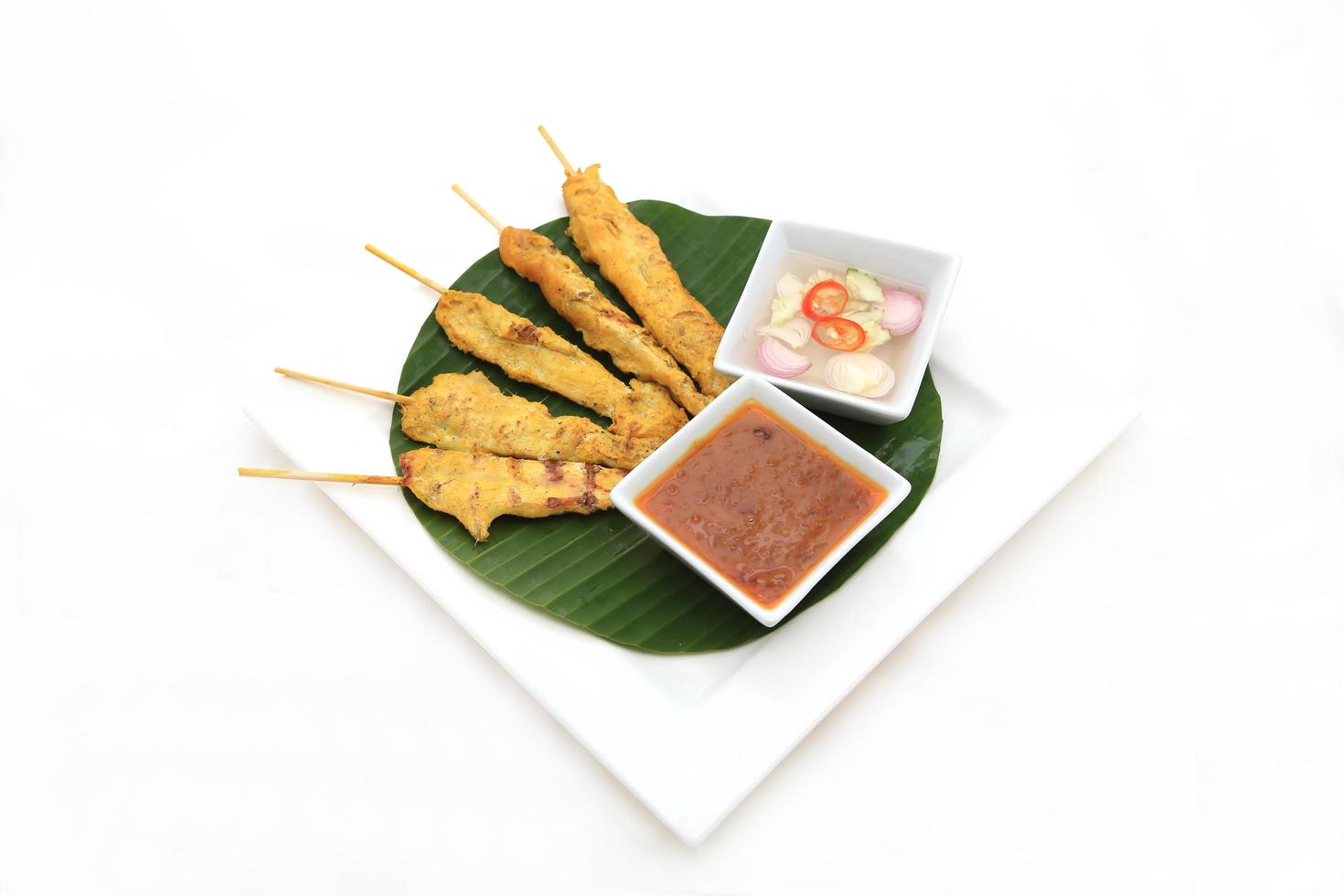 satay de porco assado com molho de amendoim foto