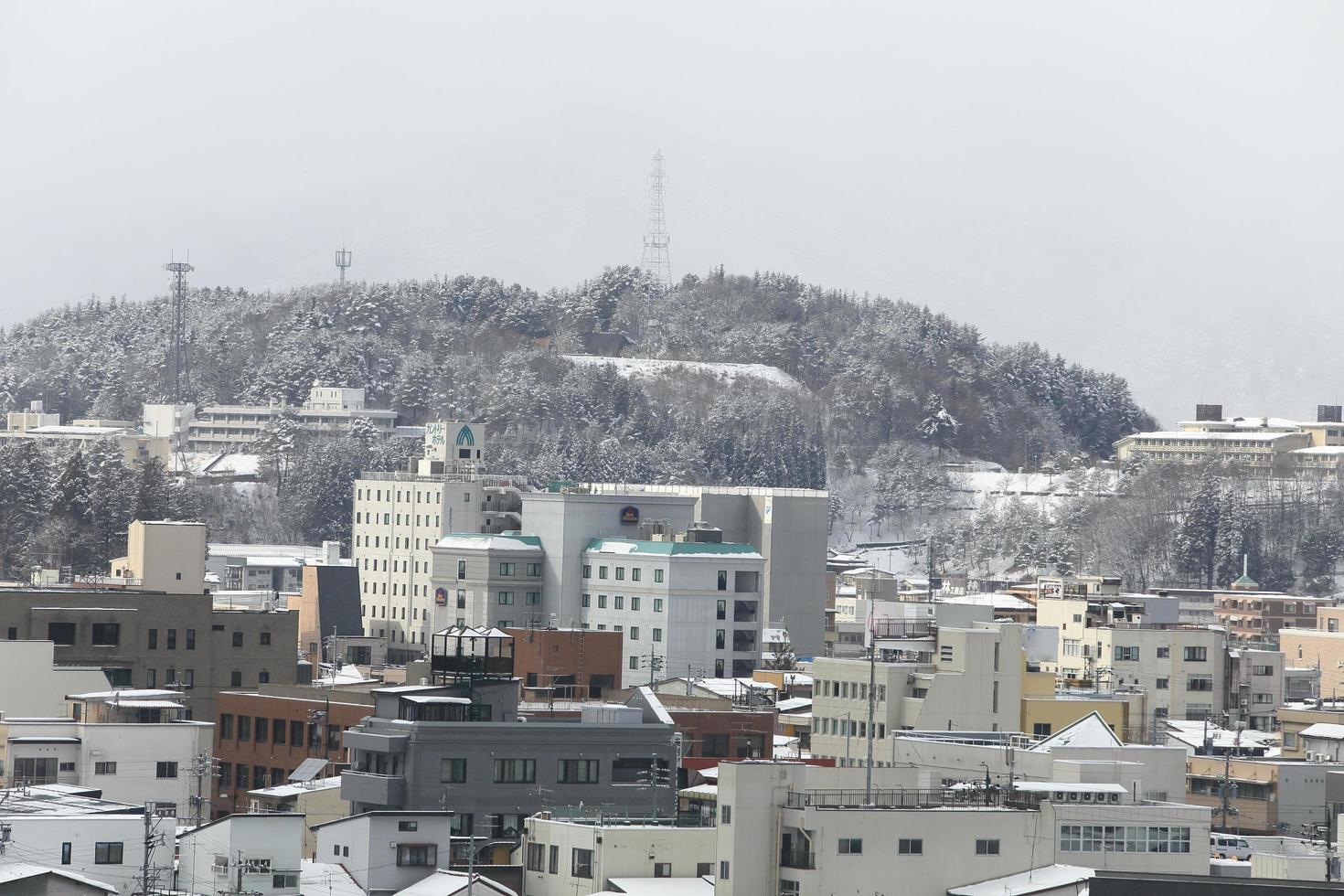 vista da cidade takayama no japão na neve foto