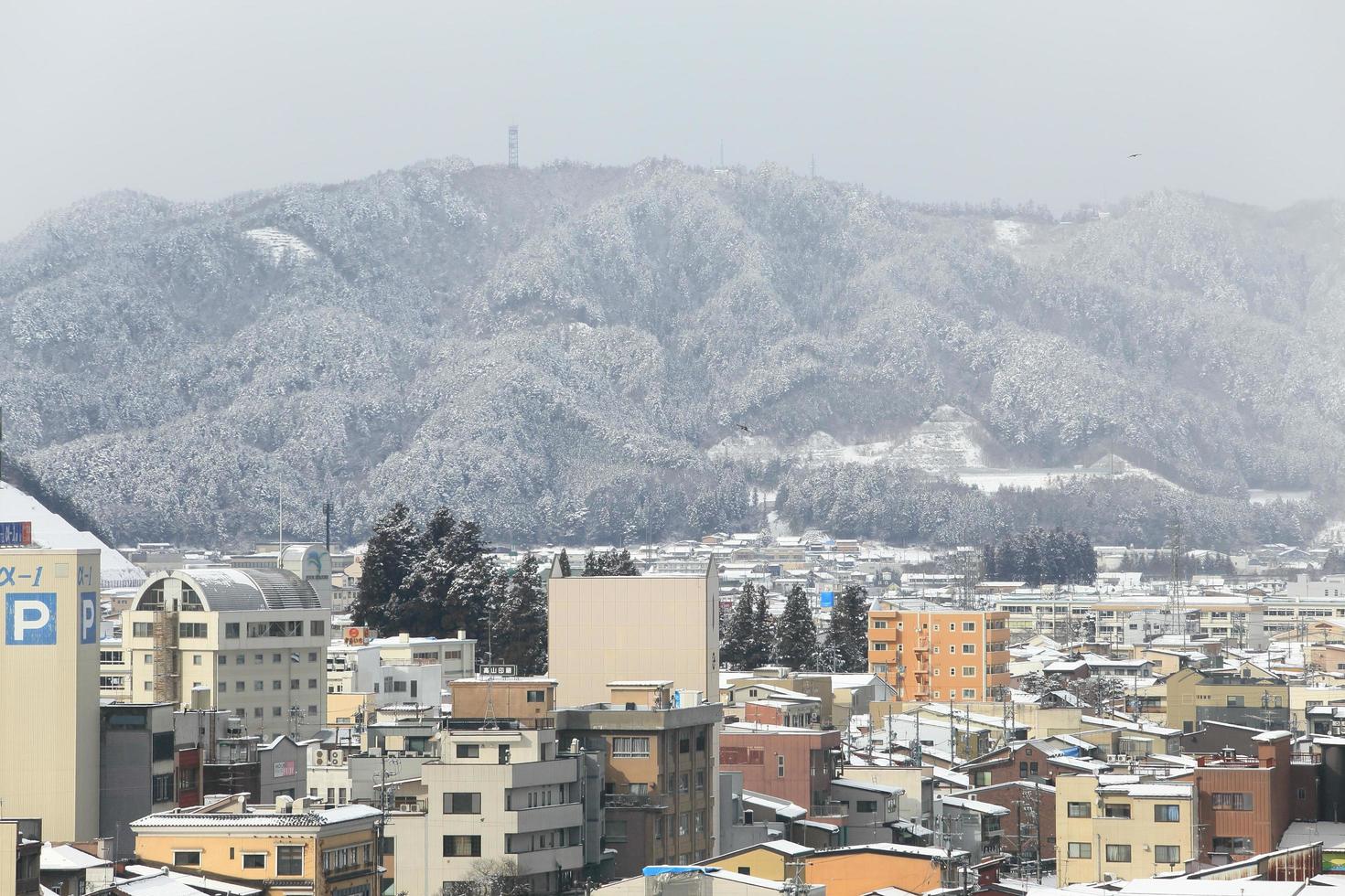 vista da cidade takayama no japão na neve foto