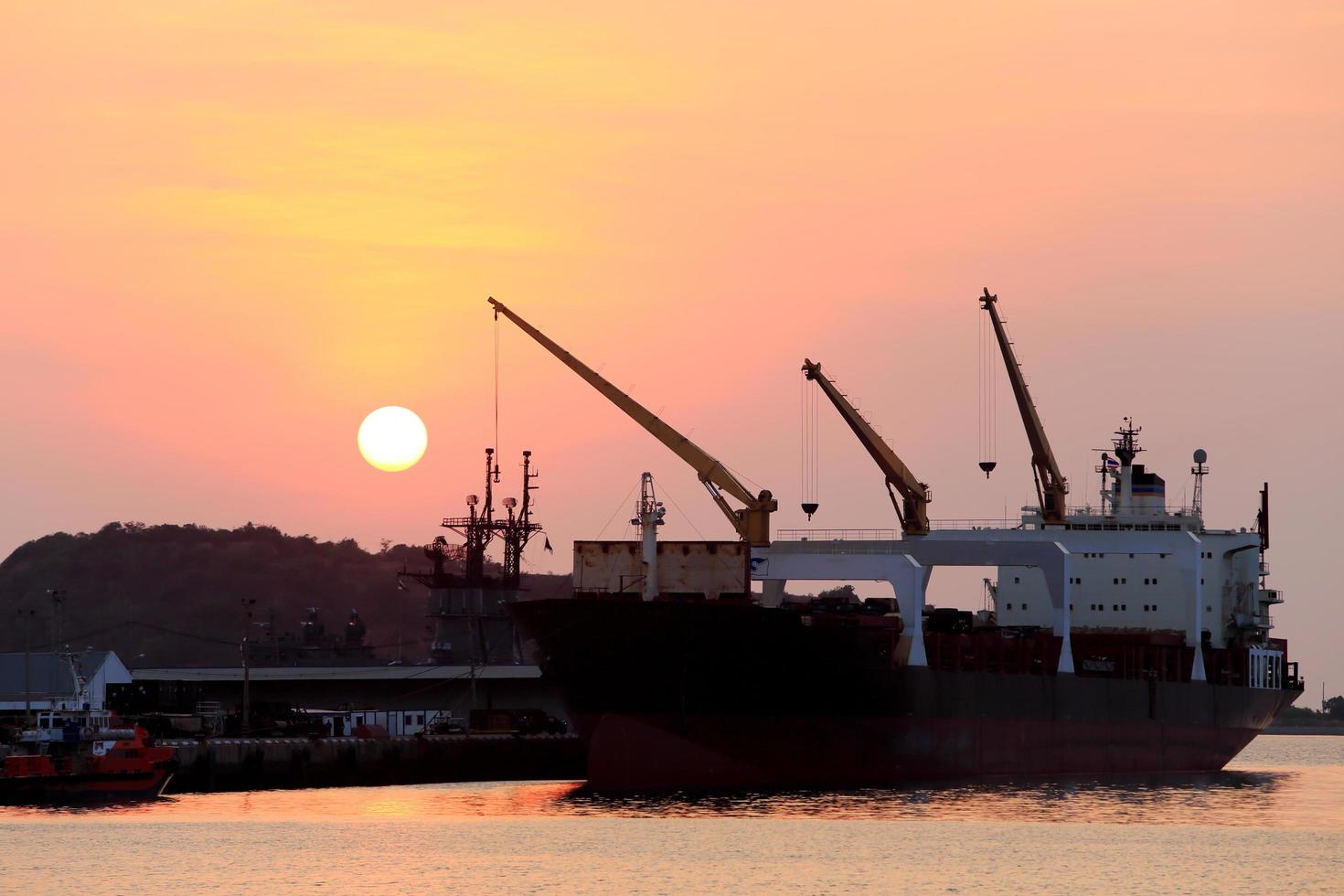 navio de carga no porto ao pôr do sol foto