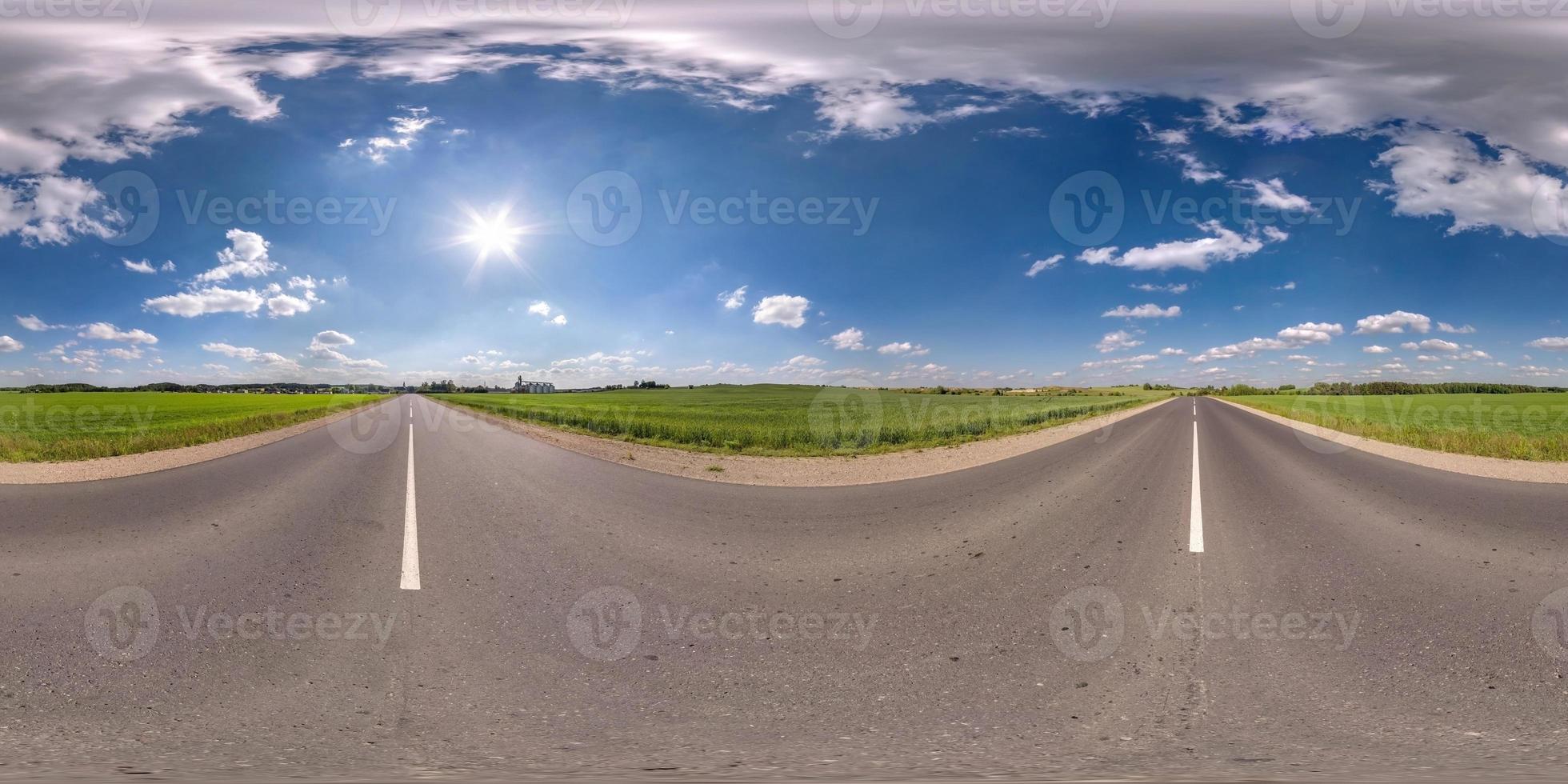 panorama esférico sem costura visão de ângulo de 360 graus em estrada de asfalto sem tráfego entre campos com céu nublado em projeção equirretangular, conteúdo vr ar foto