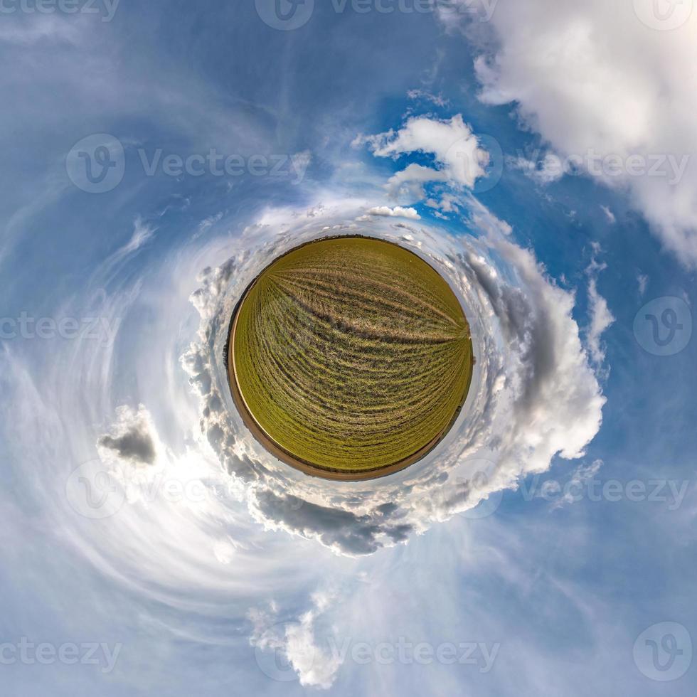 pequena transformação do planeta do panorama esférico 360 graus. vista aérea abstrata esférica em campo com lindas nuvens impressionantes. curvatura do espaço. foto