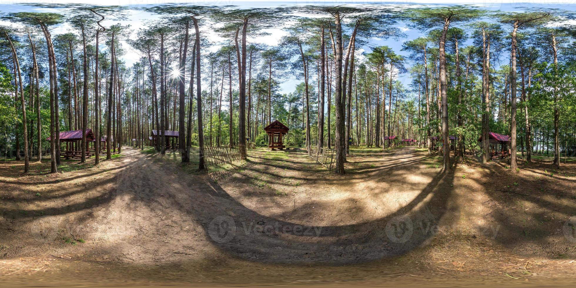 panorama hdri esférico completo sem costura visão de ângulo de 360 graus em caramanchões de acampamento de madeira com todas as conveniências em uma floresta de pinheiros em projeção equirretangular com zênite e nadir, para conteúdo vr ar foto