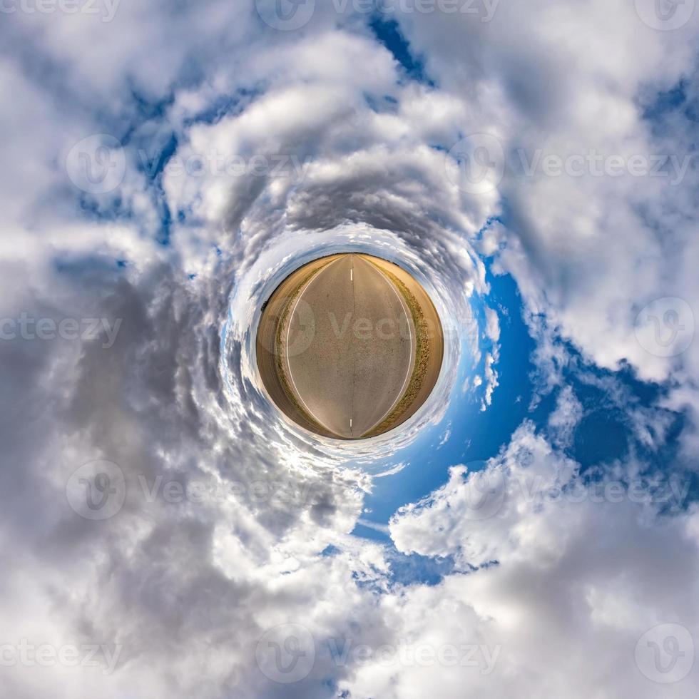 pequena transformação do planeta do panorama esférico 360 graus. vista aérea abstrata esférica em campo com lindas nuvens impressionantes. curvatura do espaço. foto