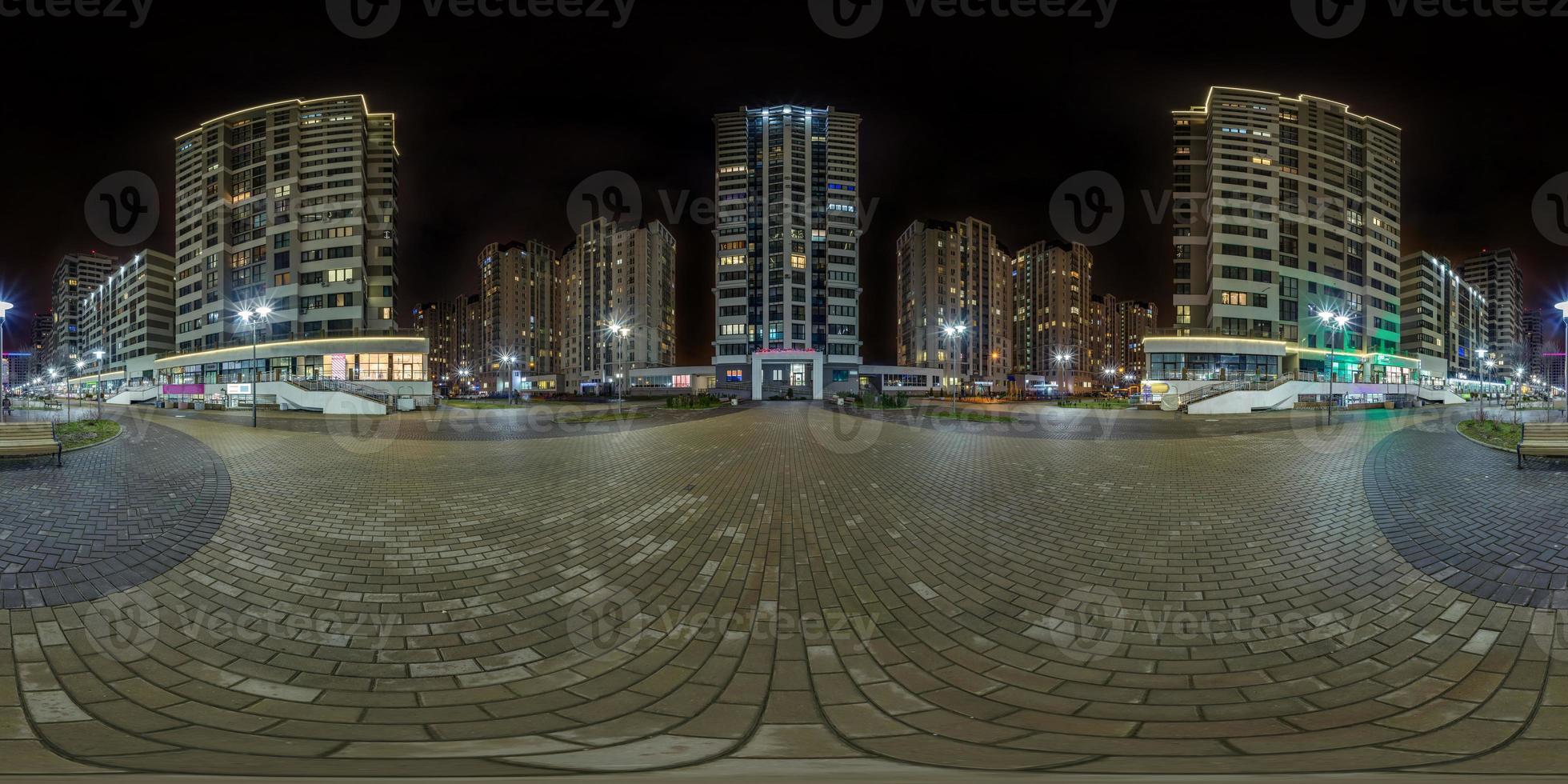 panorama noturno hdri esférico sem costura completo 360 perto de edifícios de vários andares de arranha-céus do bairro residencial com luz nas janelas em projeção equirretangular foto