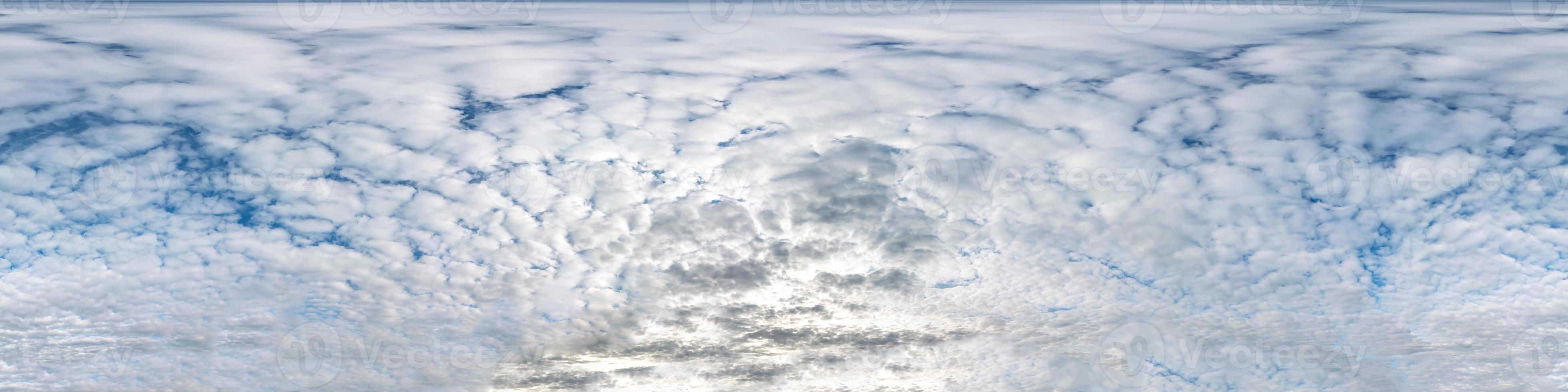 céu azul nublado sem costura hdri panorama visão de ângulo de 360 graus com zênite e belas nuvens para uso em gráficos 3d como cúpula do céu ou editar tiro de drone foto