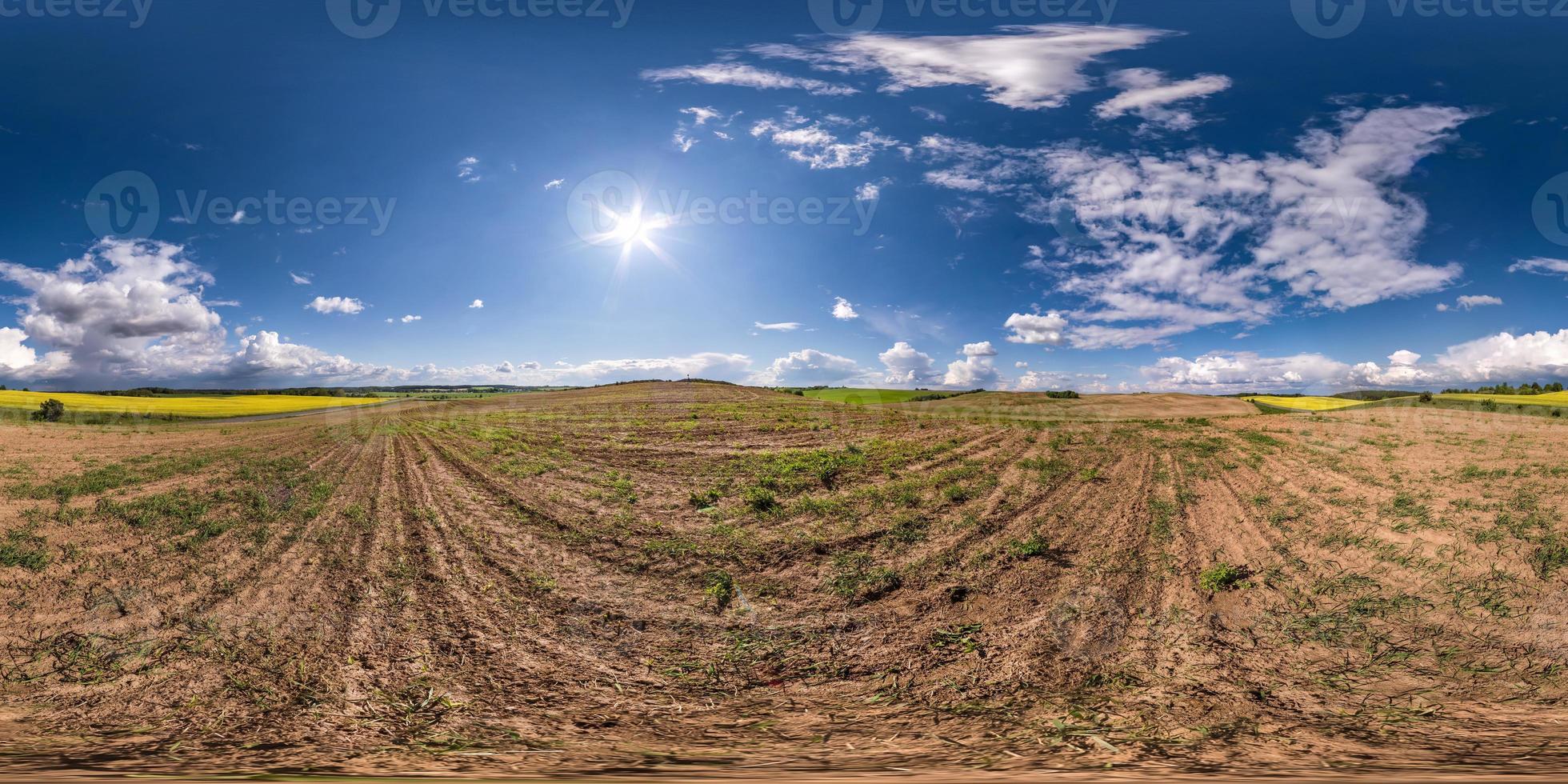 panorama hdri esférico completo sem costura visão de ângulo de 360 graus entre campos em dia de verão com nuvens azuis incríveis em projeção equirretangular, pronto para realidade virtual vr ar foto